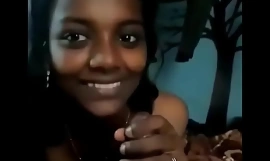 Tamil Dễ thương cô gái thổi kèn