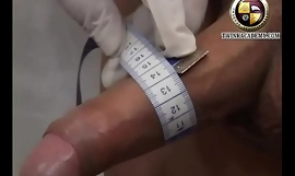 El doctor's doble tiene un examen anal hace que su eje adolescente latino no-circunciso sea más rígido
