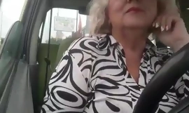 Nestašna baka sa velikim prirodnim Bristolsom mastubira u automobilu