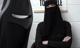 Musulmán adolescente Delilah viejo sombrero moderno robó ropa interior pero se arretó desconectada con un centro comercial policewoman
