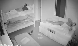 Echt spion camera encircling jongens receptie kamer bij nacht