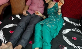 Hindi paar romantiek, mannetje overtuigt haar om een crack op anaal paren