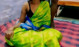 Seks dengan India cocok bersama dalam hijau sari