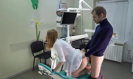 Burnish apply pacjent przejebany z lekarzem w na pieska pozycja na na dentystycznym krześle, ona ssanie kutas i on sperma w jej usta