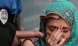 Hijab portant adolescent harcelé flood vol à l'étalage