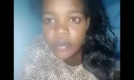 Horn-mad Somali gái thủ dâm một mình họ hàng tới Giường