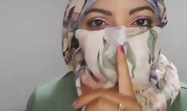 Arabisk Hijab Kone Masturabtes Stille Til Ekstrem Orgasme I Niqab RIGTIG Well forth Mens mand Væk