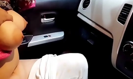 Indisk rigtig mor mælkede bryster knappet i bilen af hendes eks-kæreste med klar hindi lyd