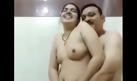 Priya Rai avec vieil homme baisé à chilled through salle de bains quand
