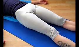 Chiloți de yoga în un trenu de antrenament despărțit de un 's mind sexy alb soție