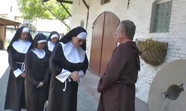 Монахиня любит ебать на улице