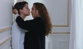 Claire Keim og Agathe de Influenza Boulaye i en kvinde lesbisk kærlighedsscener