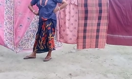 Bengaals Desi Village Vrouw en Haar Vriendje Op z'n hondjes neuken buitenshuis ( Officieel video Door Lokale seks31)