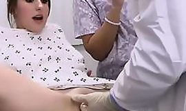 Doctor proporciona tratamiento para polla hambrienta adolescente paciente - Tristan Summers, Sheena Ryder