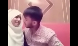 Desi Boyfriend gepaart mit Girlfriend küssen im Hotel