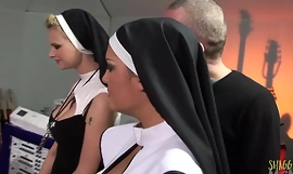 Twee ondeugende nonnen worden verrast met grote harde pikken