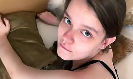 Tânăra adolescent timidă sare peste curs pentru a face primul ei porn