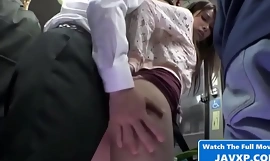 млада азијска тинејџерка јебана у аутобусу, мп4 порно видео