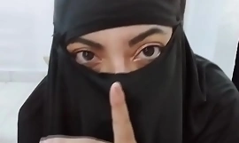 Mamuśka muzułmanka arabska macocha amatorka ujeżdża sextoy analne i tryska w czarnym nikabie hidżabie przed kamerą internetową