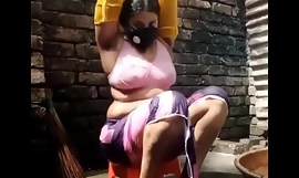 Seksi Bangla djevojka priprema za kupanje