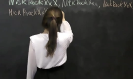 Schüchterne Klassenkameradin lutscht nach dem Unterricht den großen Schwanz des Lehrers! Eighteen Jahre