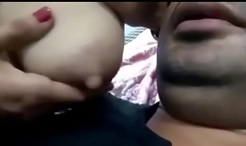 Belle-mère indienne parle hindi et donne son lait à son fils et regarde la vidéo complète sur pornland dans