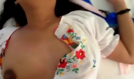 Азиатская мама с лысой толстой киской и трясущимися сиськами получает разорванную рубашку с создателем бесплатно для дыни