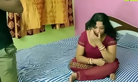 India Hot xxx bhabhi melakukan hubungan seks dengan budak zakar kecil! Dia tidak gembira!