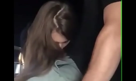 Coryza ragazza succhia il ragazzo per strada russo