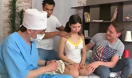 Medic regarde l'examen de l'hymen et le poussin vierge qui frappe