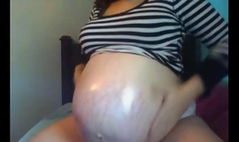 Schwangere Amateur-Frau masturbiert