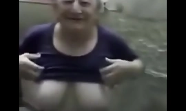 bedstemor viser assemble bryster