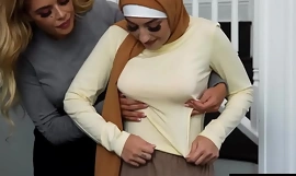 Dziewicza muzułmańska nastolatka w hidżabie rozdziewiczona przez nauczyciela i macochę