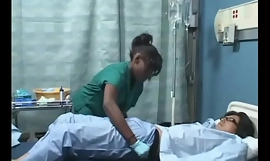 Aasialainen mies vittuilee uhkaavaa tyttöä sairaalasta (japanilainen AMBW)