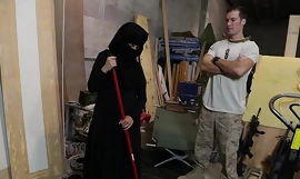 Run off Be fitting of Spoils - Amerikaanse soldaat valt in de smaak bij moedeloze Arabische lakei