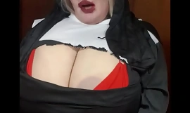 섹시한 수녀로서의 Susi는 당신에게 박히고 싶어합니다.
