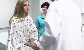 Il dottore addebita la figa di una ragazza per mantenere il suo stato di verginità segreto - Doctorbangs
