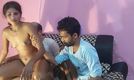 Trio amador Desi village girl fazendo sexo com dois namorados