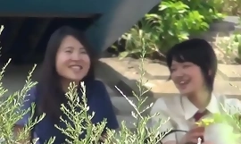 Μωρά έφηβοι από την Ιαπωνία κάνουν παρέα με c περιπλανώμενο