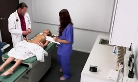 Médico e enfermeira Milf pedem a paciente adolescente para se despir para comparar os sintomas - Doctorbangs