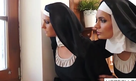 Skøre småkage nonner tørrer gulvet med skeder