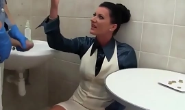 Glamourosa garota fazendo xixi chupando pau no banheiro parte 3