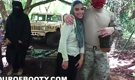 ΞΕΝΑΓΗΣΗ Συνιστάται για ΛΕΙΑ - Αμερικανοί στρατιώτες παίρνουν το αγαπημένο αραβικό μουνί κατά τη διάρκεια της διακοπής λειτουργίας