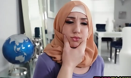 Une adolescente arabe avec le hijab Violet Gems astound en train de voler de l'argent prime average sprog purchaser