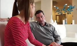 Stiefvader leert dochter Molly Manson hoe ze zich moet gedragen