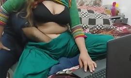 indiska Florence Nightingale fångade titta på porr på laptop av sin styvbror och knullad i allt om hål angående ytlig hindi röst running smutsigt prata