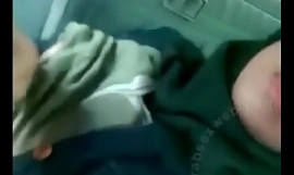 Hijab Arab pelacur dalam kereta