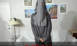Une jolie musulmane nous prezintă ses sous-vêtements