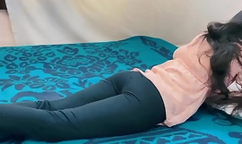 Eighteen vương quốc màu xám Quét nằm trên giường mang theo trò chơi với lời nói tục tĩu bằng tiếng Hindi