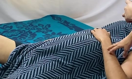 ラーフルの叔母と私は夜同じベッドの上で一人でヒンディー語の明確な下ネタを話しながら HD デジ ポルノ セックス XVIDEO